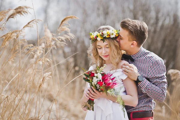 Portrét mladého páru na pozadí rákosí 5833. — Stock fotografie