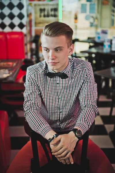 Retrato de un niño con camisa a rayas y pajarita en la cafetería 5 — Foto de Stock