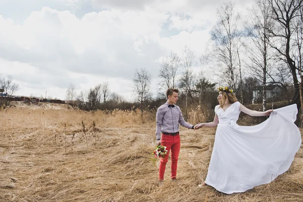 Das Mädchen und der Mann in den schönen Outfits, die im Schilf stehen — Stockfoto