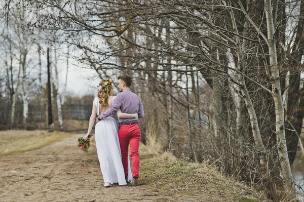 Caminar a una chica y un chico en el callejón de otoño 5845 . — Foto de Stock