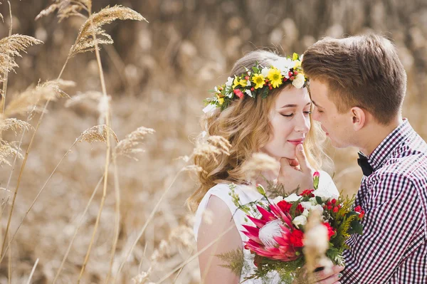 Um menino e uma menina entre os juncos 5828 . — Fotografia de Stock