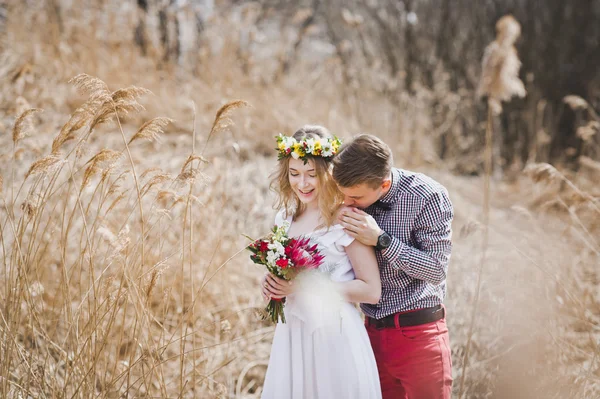 Portrait of a young couple on a background of reeds 5832. — Stock Photo, Image