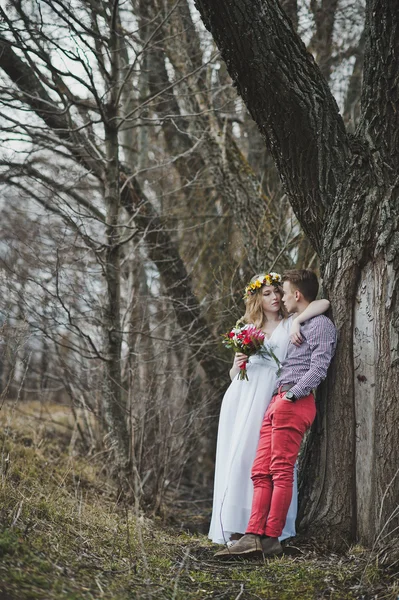Um cara e uma menina em roupas bonitas em pé perto da árvore 585 — Fotografia de Stock