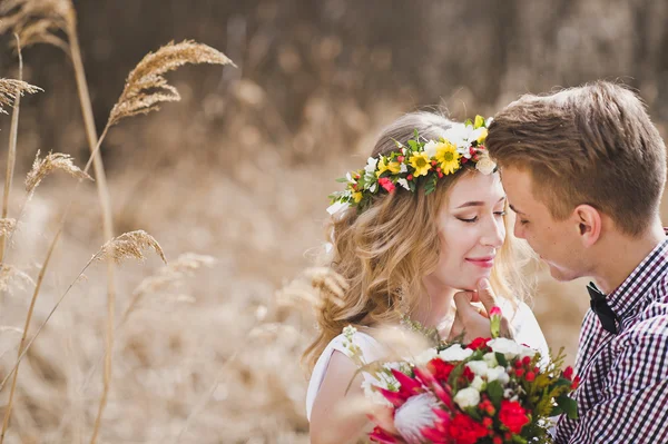 Bir erkek ve bir kız sazlık 5829 ortasında.