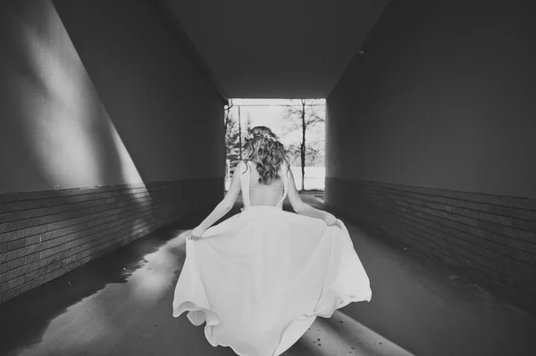 Black-and-white portrait of a girl on the background of the tunn — Stock Photo, Image