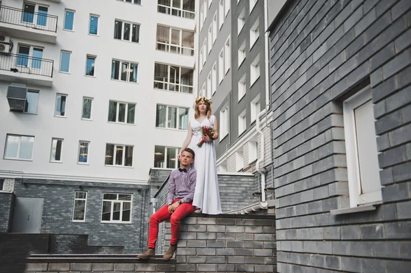 Een jongen en een meisje in jurken in de achtergrond van een appartement bu — Stockfoto