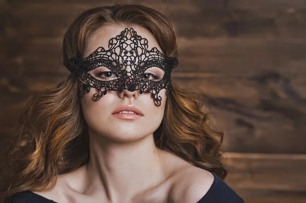 Portrait d'une fille dans un masque masqué noir 5968 . — Photo