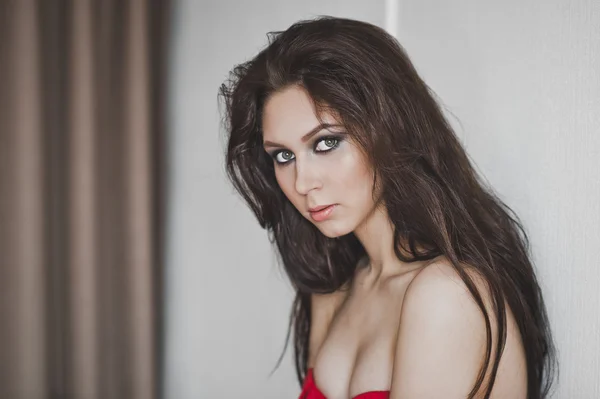 Ritratto di una ragazza sensuale sulla parete grigia 5989 . — Foto Stock