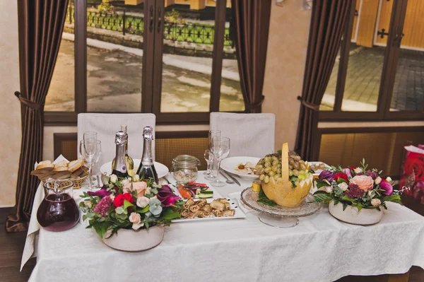 Der Tisch im Café mit den gedeckten Mahlzeiten 5938. — Stockfoto