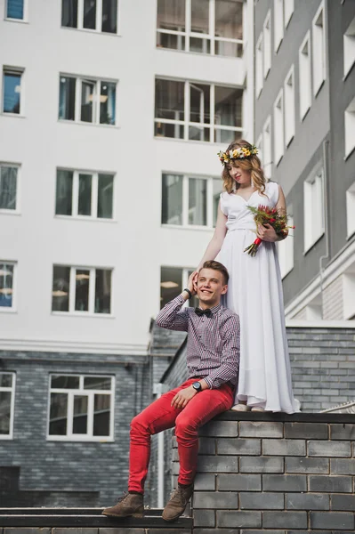 Портрет молодих людей на тлі багатоповерхової будівлі — стокове фото