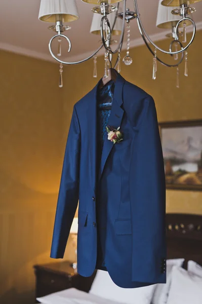 Mens suit hanging on the chandelier 5937. — Stock Photo, Image