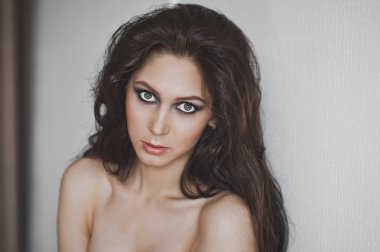 Gri duvardaki 5990 şehvetli bir kız portresi.