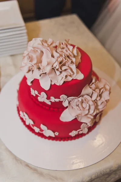 5942 bej çiçekli kırmızı pasta. — Stok fotoğraf