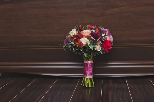 Blumenstrauß auf dem Boden an der Wand 5930. — Stockfoto