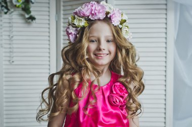 Çiçek çelenk üzerinde arka plan shutte giyen bahar kız