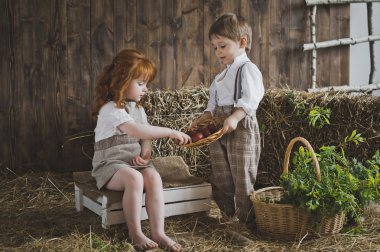 Paskalya yumurtaları 6073 ahırda ile çocuk oyun.