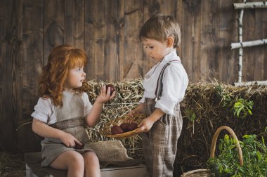 Küçük çocukları Paskalya yumurtaları 6075 görmek.