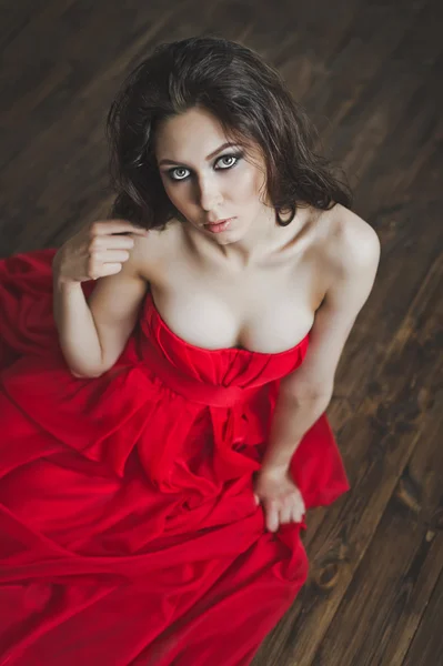 Het meisje in open jurk zittend op de vloer 6014. — Stockfoto
