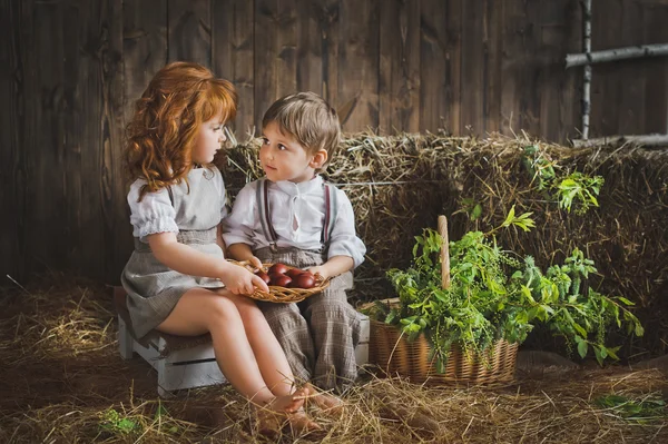 Una niña y un niño sosteniendo un plato con huevos de Pascua 6069 . —  Fotos de Stock