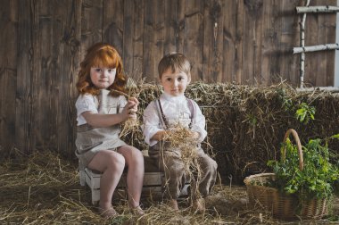 Çocuklar kutuları 6090 saman arasında oturmak.
