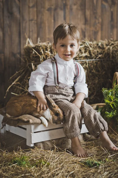Портрет малыша с кроликом из сена и белых коробок 6042 . — стоковое фото