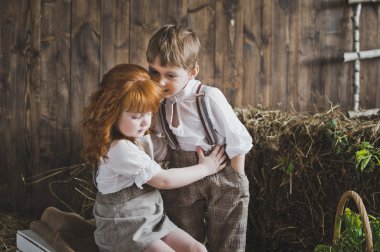 Çocuk kız kulak 6084 bir şeyler fısıldıyor.