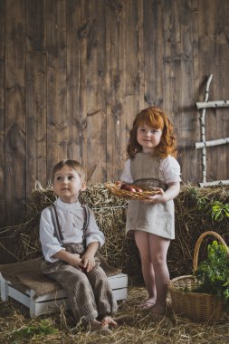 Çanak ile boyalı tutan kız 6079 yumurta.