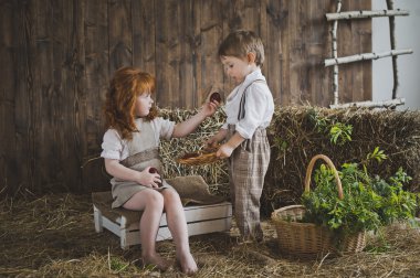 Küçük çocukları Paskalya yumurtaları 6074 görmek.