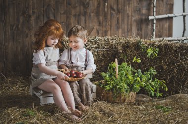 Bir kız ve bir erkek 6071 Paskalya yumurtaları ile bir çanak tutan.