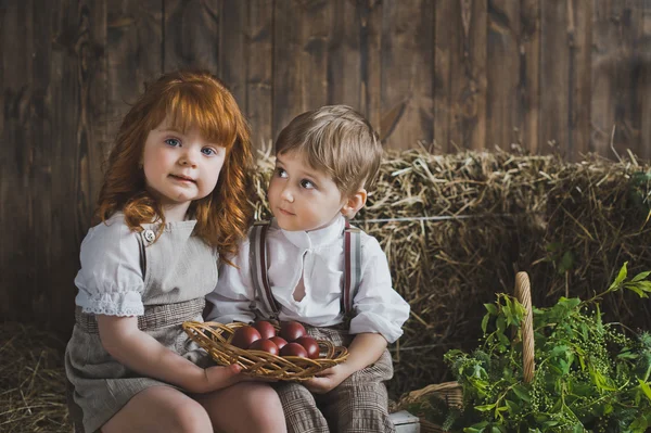 Dzieci zbierają jajka na Wielkanoc 6067. — Zdjęcie stockowe