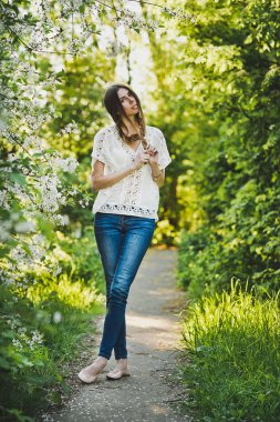 Kızı sokakta 6115 çiçekli çalılar arasında size yürür