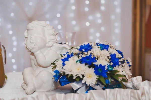 Statua dell'angelo accanto al bouquet 6157 . — Foto Stock