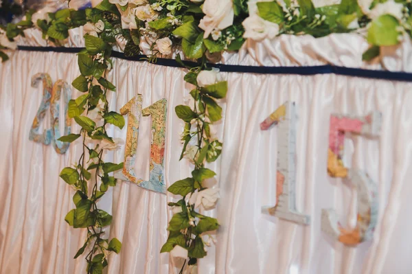 Feestelijke tafel versierd met doek en bloemen 6167. — Stockfoto