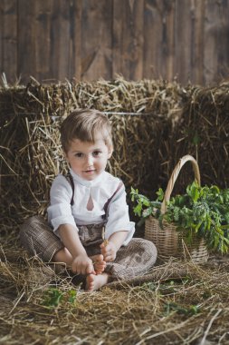 Oğlan Studio 6126 saman arasında oturuyor.