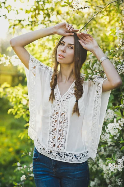 La chica entre los árboles florecientes blancos 6108 . —  Fotos de Stock