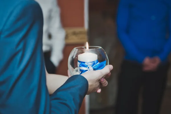 Vela nas mãos dos recém-casados 6179 . — Fotografia de Stock