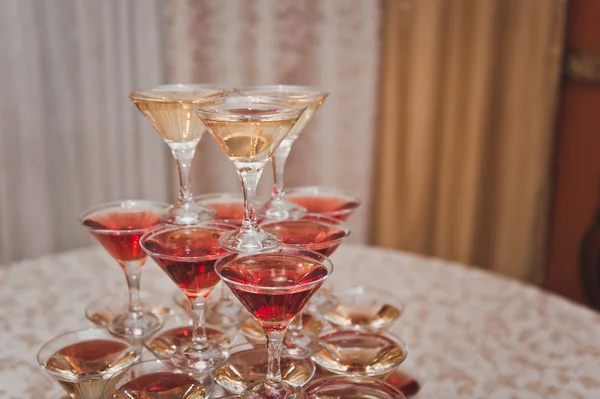 ワインとシャンパン 6171 のガラスのピラミッド. — ストック写真