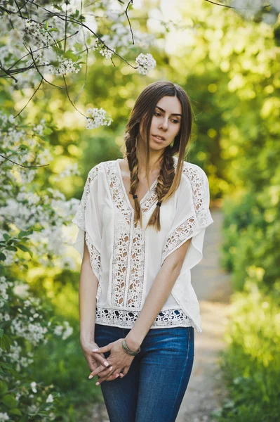 Chica en blusa blanca caminando por el jardín 6104 . —  Fotos de Stock