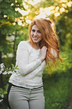 Kızıl saçlı kız Park 6202 bir yolda.