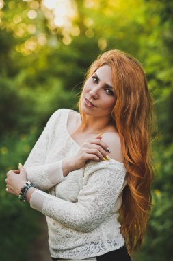 Park 6203 uzun kızıl saçlı bir kız.