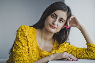 Pencere pervazına 6275 tarafından yaslanmış bir kız portresi.