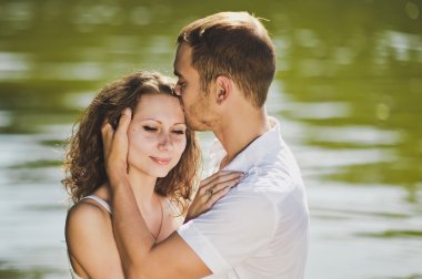 Adam kadının saç 6324 okşadı.