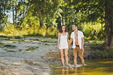 Genç erkek ve kız Yeşil Göl 6346 kıyıda duran.