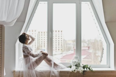 Güzel beyaz kutu 638 olan bir buket çiçek kız