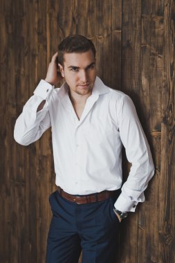 Ahşap duvar 6403 bir arka plan üzerinde dalgın adam portresi.