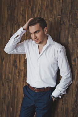 Ahşap duvar 6400 arka planda bir adam portresi.