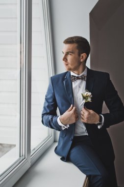 Adam büyük bir pencere 6419 sahanın.