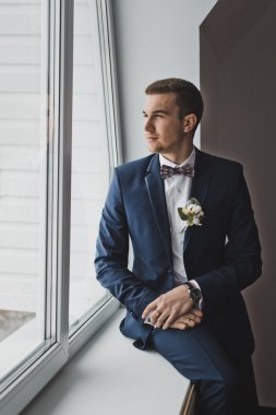 Adam büyük bir pencere 6420 sahanın.