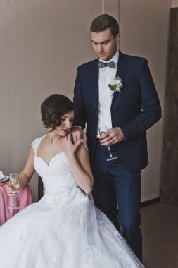 Gelin yavaşça yanağını eline kocasının 64 preslenmiş