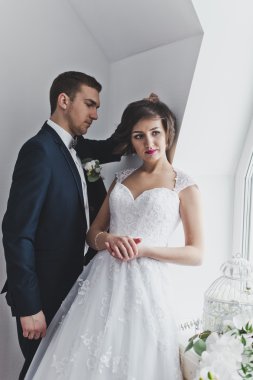 Studio 6471 içinde mutlu yeni evliler portresi.